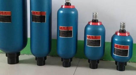 清理隔膜式蓄能器時需注意哪些事項？