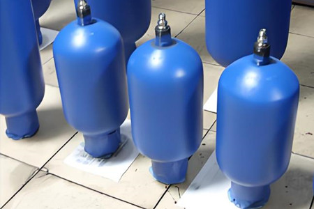 蓄能器出現油箱噴油的現象，如何解決？